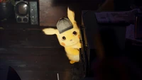 Detektiv Pikachu ermittelt in einem dunklen Raum