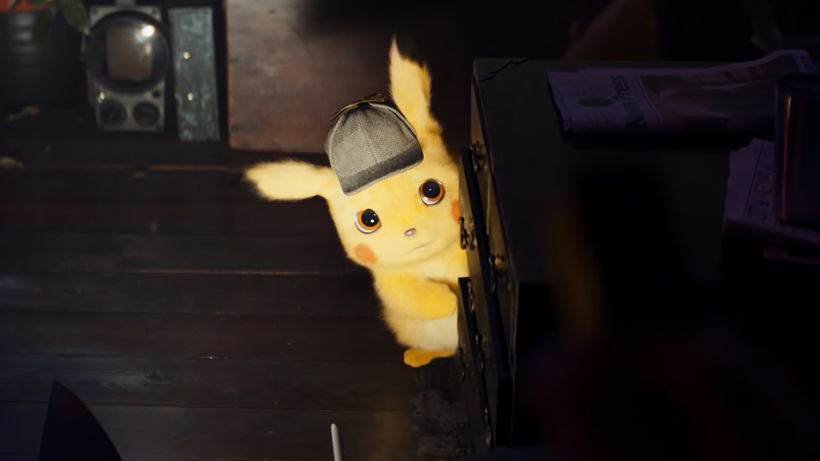 El pokémon pikachu mira por una ventana en una habitación oscura (pokémon detective pikachu, pokemon detective pikachu, detective pikachu, película)