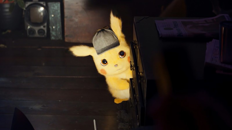 Покемон пикачу смотрит из окна в темной комнате (покемон детектив пикачу, pokemon detective pikachu, детектив пикачу, detective pikachu, фильм)