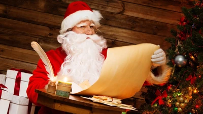 Santa Claus revisando su lista de niños buenos entre decoraciones navideñas