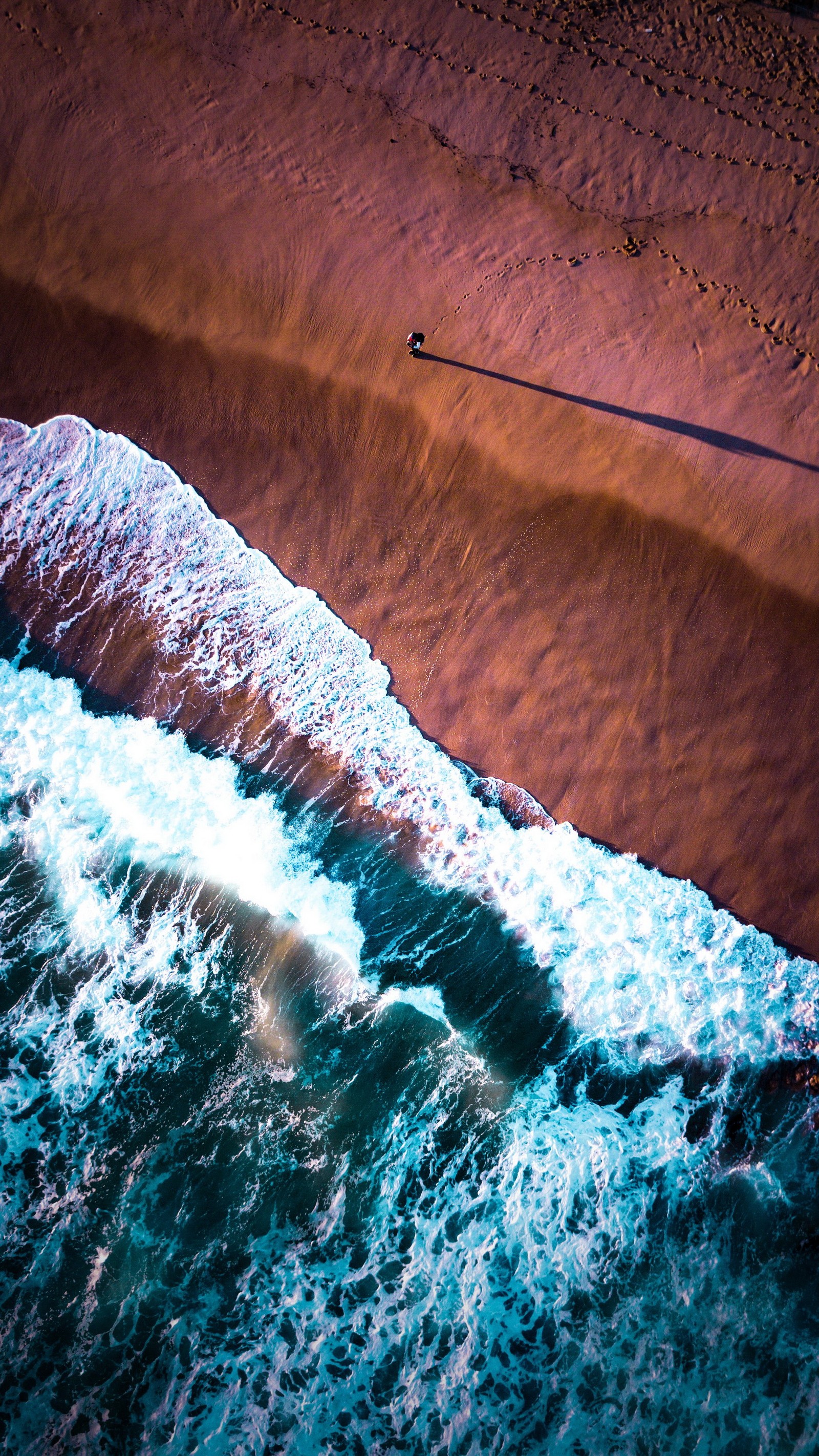 Vue aérienne d'une personne sur une planche de surf chevauchant une vague (eau, science, physique, liquide, paysage naturel)