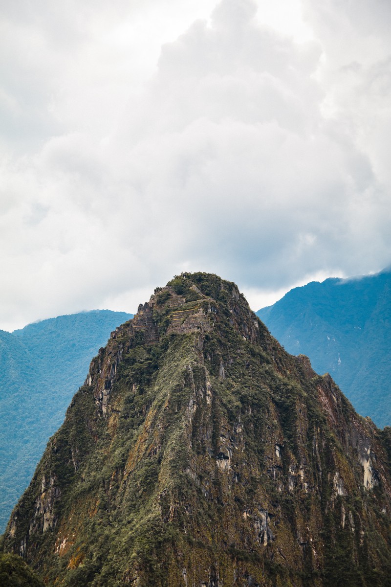 Большая гора с крутым обрывом на вершине. (мачупикчу, machu picchu, гора, хребет, горный хребет)