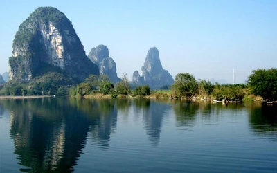 Serene Bergreflexionen in einer ruhigen Flusslandschaft