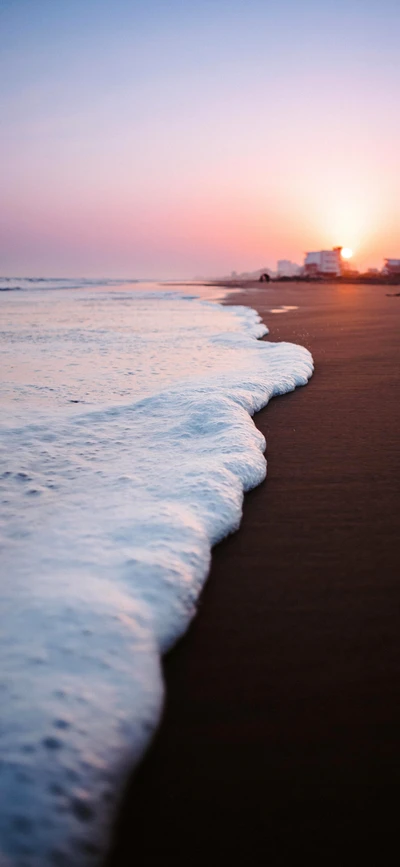 Crepúsculo sereno na praia: ondas abraçando a costa