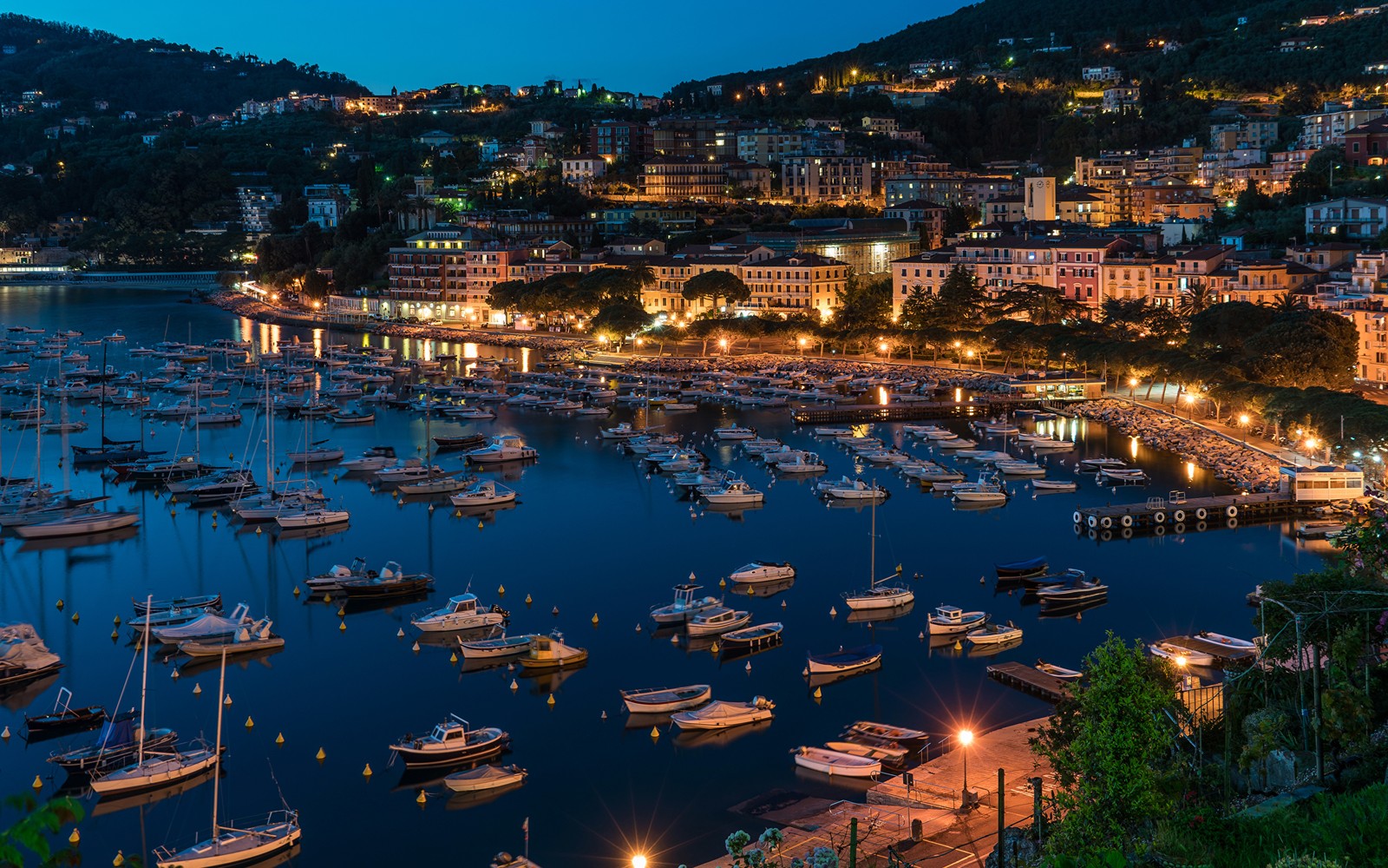 Barcos estão atracados em um porto à noite com luzes acesas (marina, porto, costa, noite, barco)