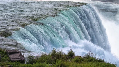 Fluxo majestoso das Cataratas do Niágara sobre a queda americana