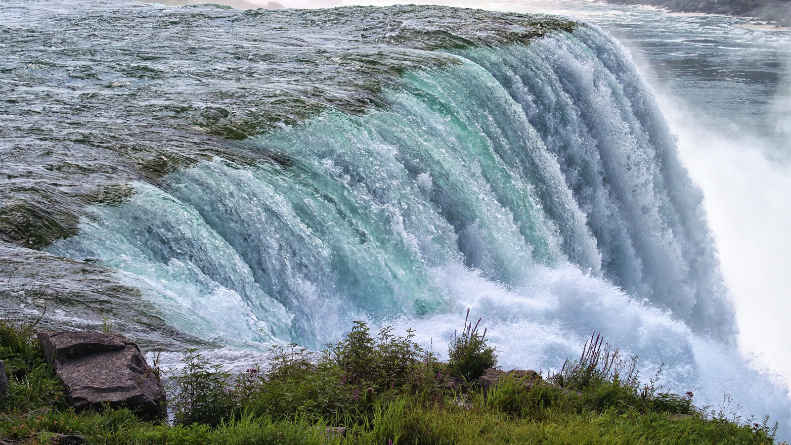 Близкий план водопада с водой, вытекающей из него (водопад, ниагарский водопад, niagara falls, река ниагара, водоток)