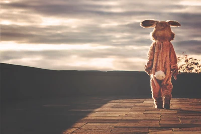 Coelho da Páscoa em uma paisagem serena ao anoitecer