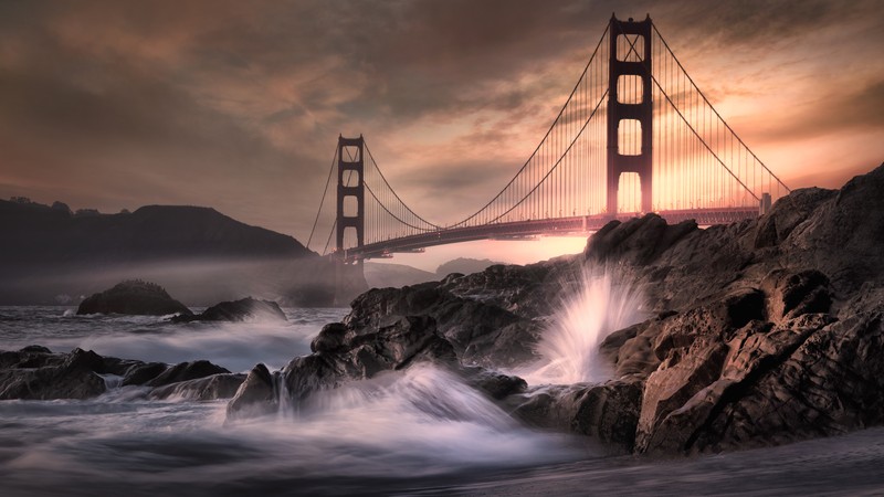 Арабская панорама моста и водоема с волнами (мост золотые ворота, golden gate bridge, калифорния, california, скалистый берег)