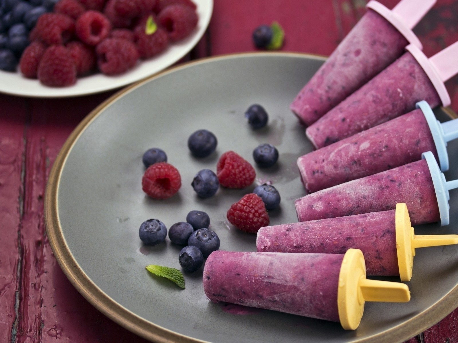 Eine nahaufnahme eines tellers mit eiscreme mit heidelbeeren und himbeeren (beere, essen, gefrorenes dessert, frucht, blaubeere)