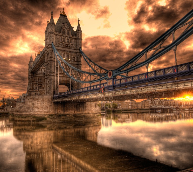 Вид сверху на мост с башней и облачным небом (лондонский мост, london bridge, закат)