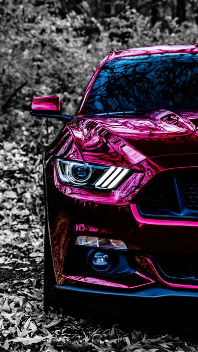 Elegante Mustang rojo en hojas de otoño