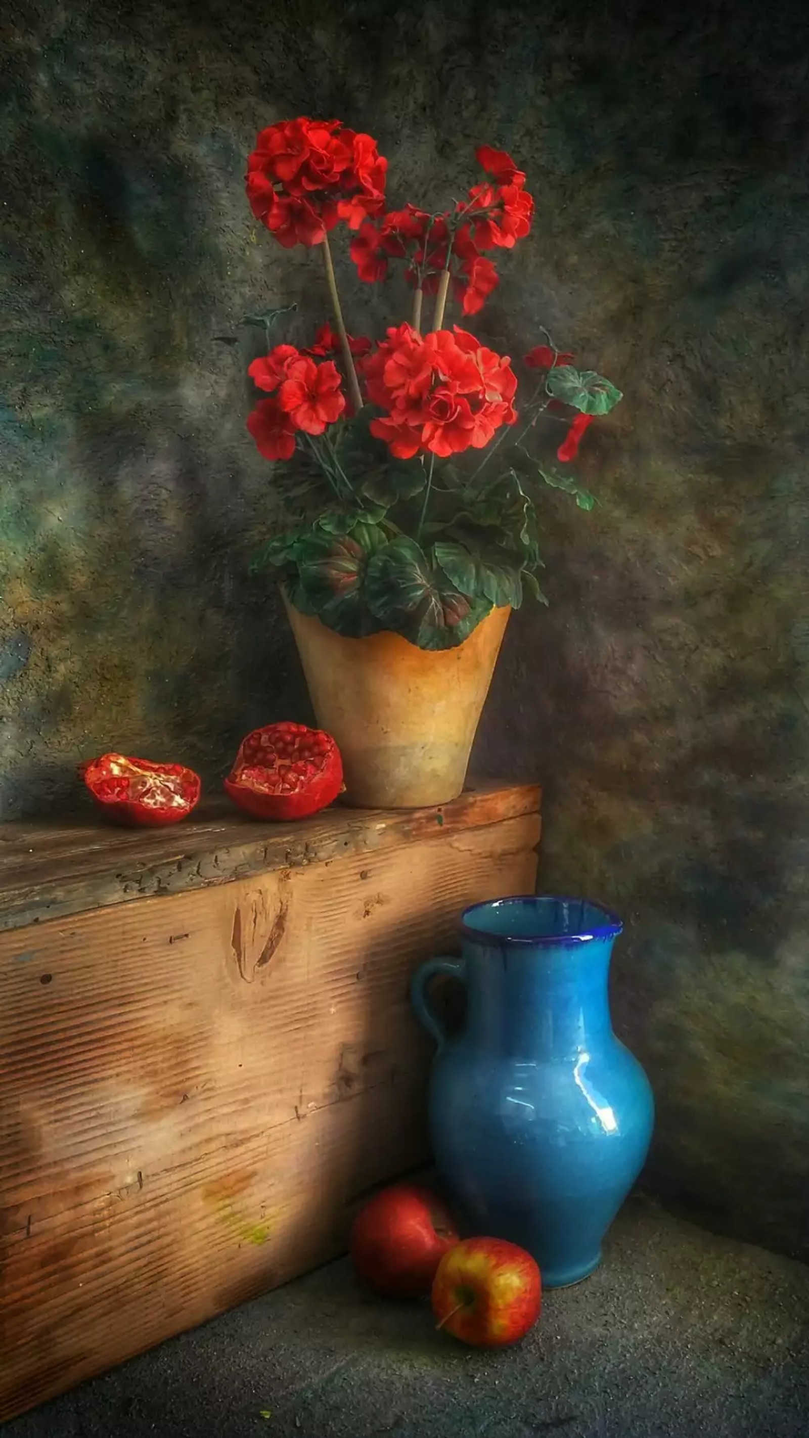 Es gibt eine blaue vase mit roten blumen und äpfeln auf einem tisch (rot, blumen, vase, holz, wand)