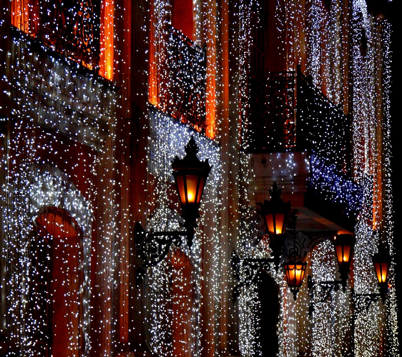 Vue aérienne d'un bâtiment avec des lumières et un lampadaire (hiver)