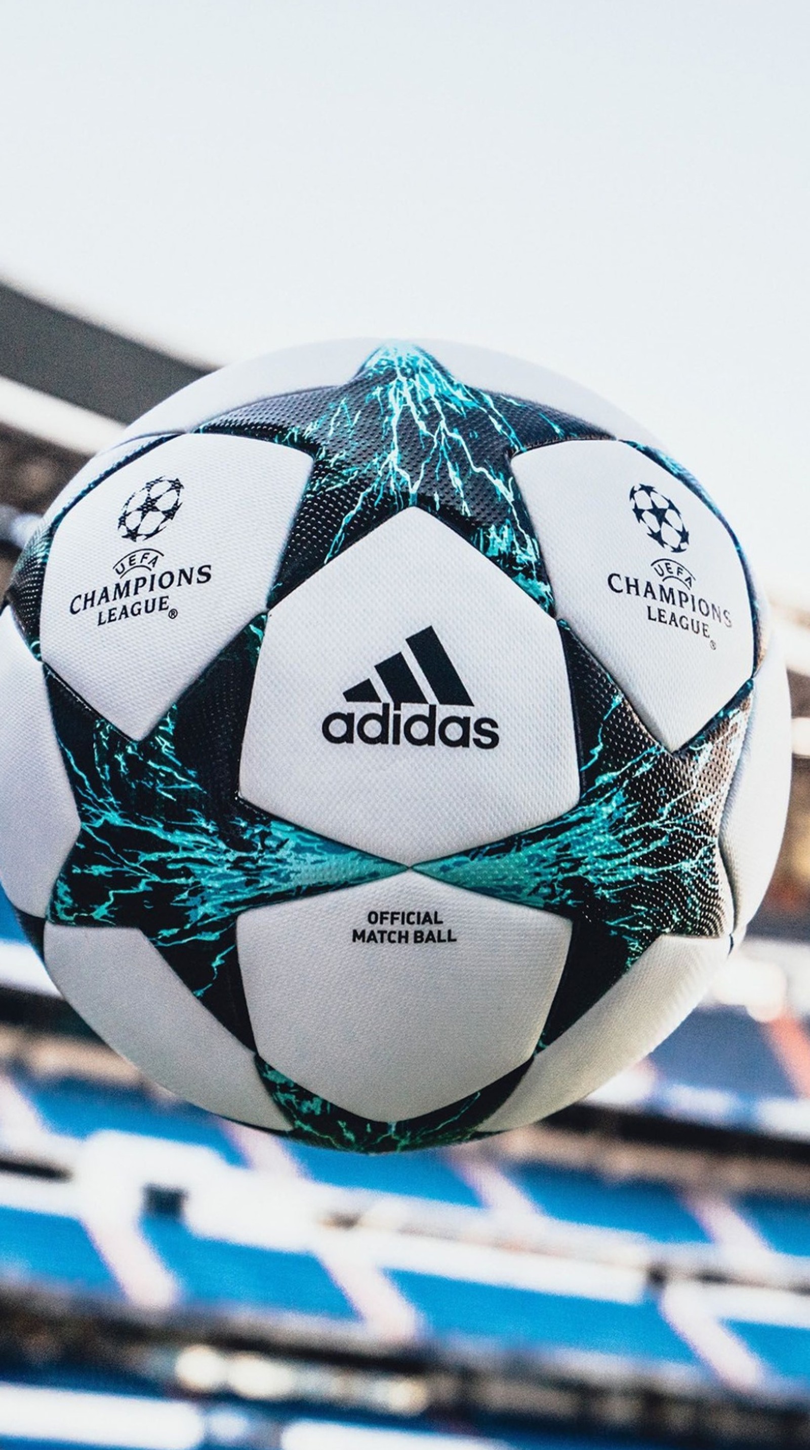 Gros plan d'un ballon de football dans un stade avec un stade en arrière-plan (2012, ligue des champions, champions league, champions league 2012, champions league ball)