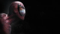 Homem-Aranha dinâmico em detalhes 4K contra um fundo escuro