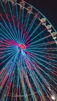 Roda-gigante azul elétrico iluminada à meia-noite