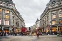 Cena movimentada de rua no centro de Londres com ônibus vermelhos e compradores