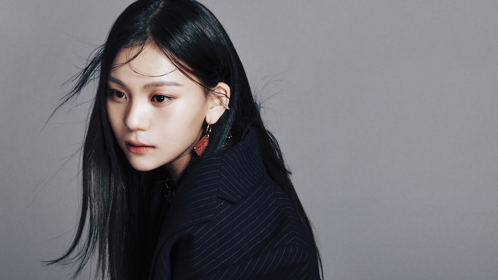 Mujer con cabello largo y negro vestida con un traje y pendientes (umji, eumji, 엄지, kim ye won, kim yewon)