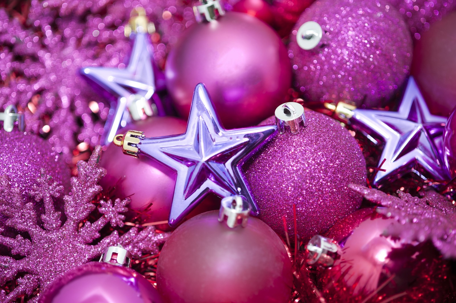 Enfeites de natal roxos com estrelas e flocos de neve em uma pilha (dia de natal, ornamento de natal, roxo, enfeite de natal, rosa)