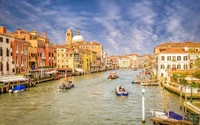 Vue vibrante du Grand Canal avec des gondoles et des reflets