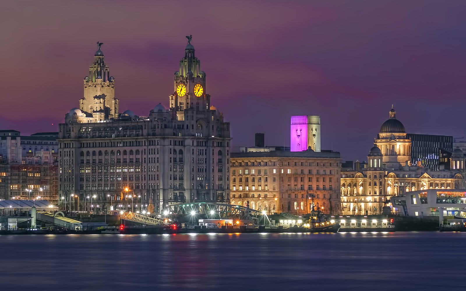 Vista aérea de um horizonte urbano à noite com uma torre do relógio. (liverpool, cidade de londres, liverpool fc, liverpool f c, cidade)