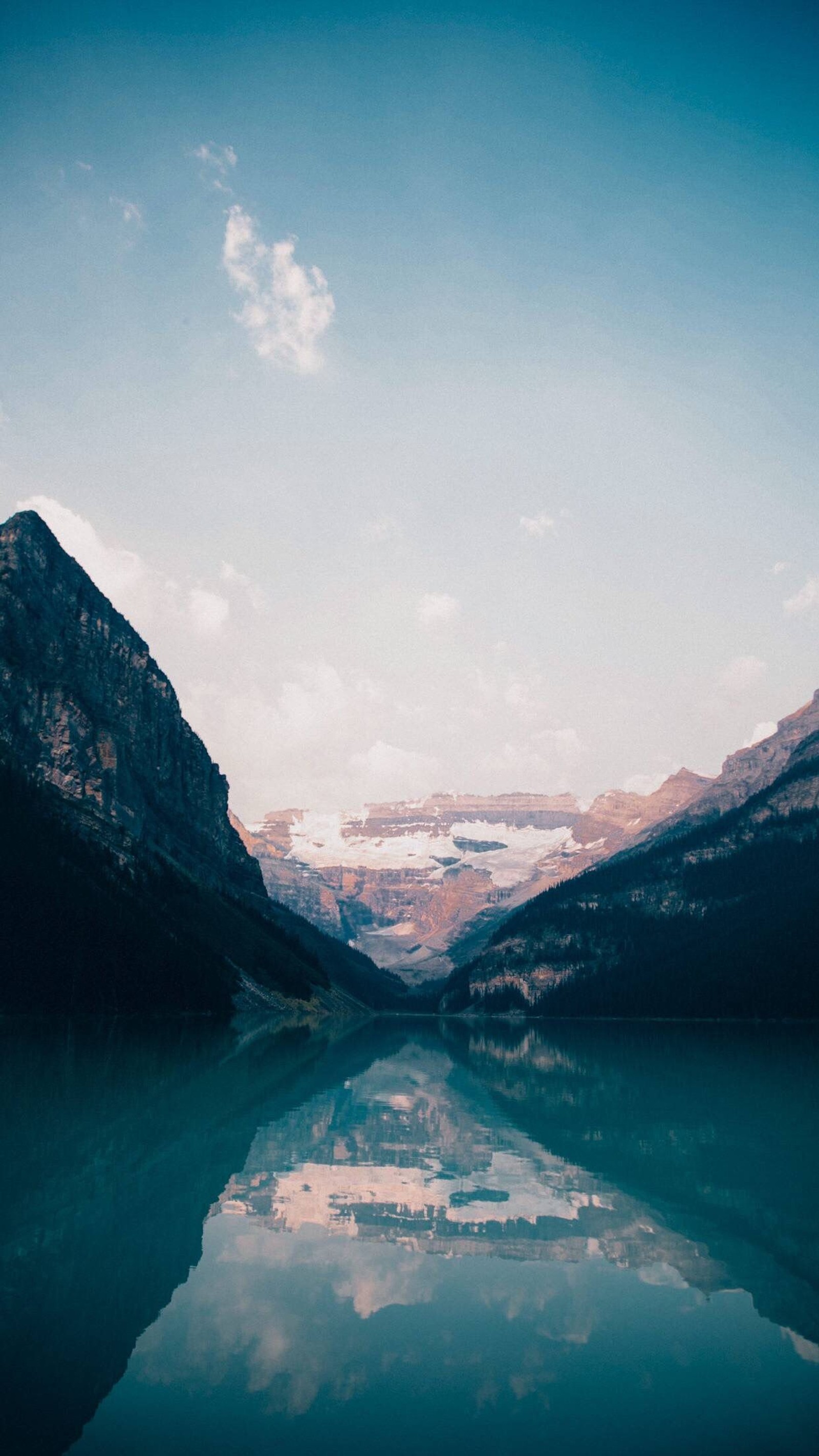 Il y a un lac avec une montagne en arrière-plan (bleu, nature, eau, montagne, aqua)