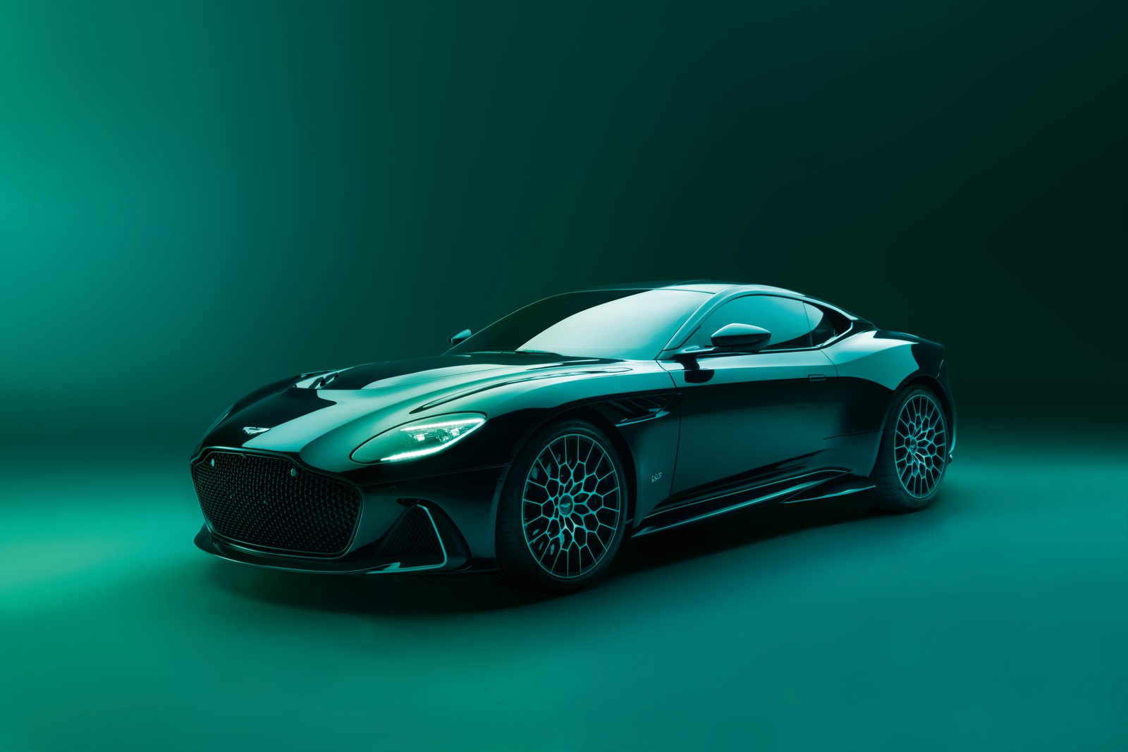 Um carro esportivo preto com um fundo verde (aston martin dbs 770 ultimate, supercarros, 2023, 5k, 8k)