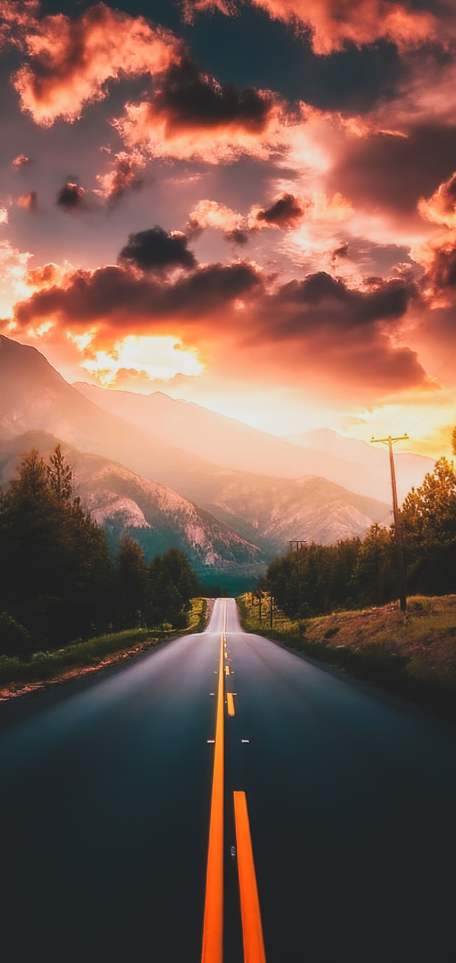 Gros plan d'une route avec un fond de ciel et une montagne au loin (nuage, atmosphère, journée, écorégion, crépuscule)