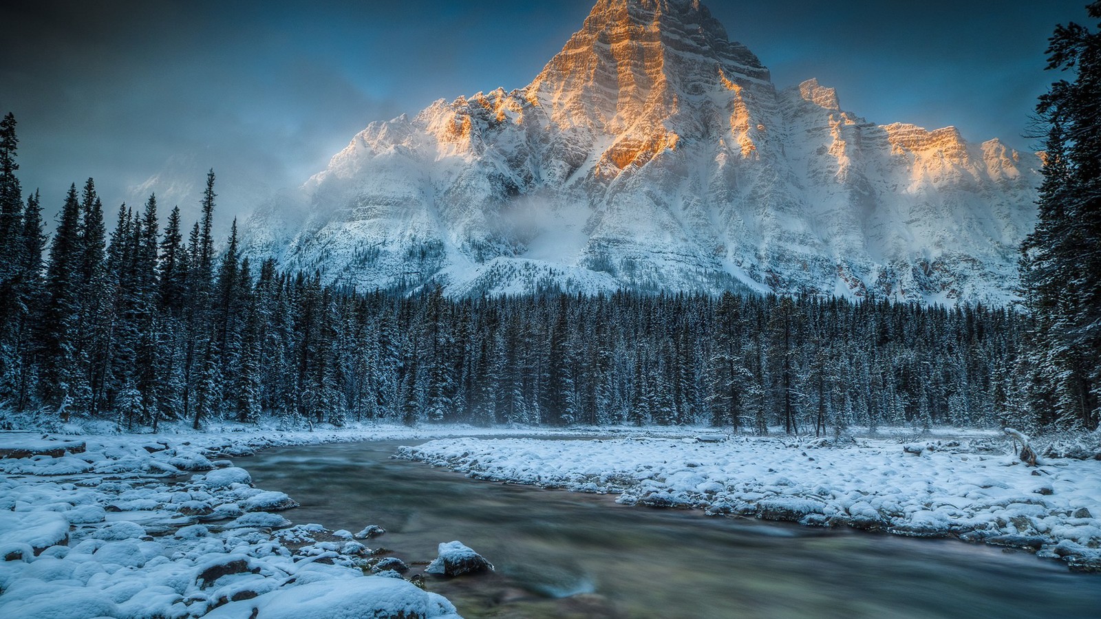 Uma montanha com um rio correndo pela neve (montanha, paisagem natural, natureza, inverno, congelamento)