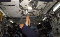 Ingeniero realizando mantenimiento dentro del transbordador espacial