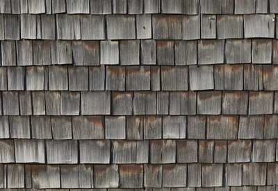 Pared de tablones de madera envejecida con un patrón texturizado y tonos ricos.