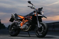 KTM 990 Super Duke: Ein schlanker Supermoto bereit für Rennabenteuer