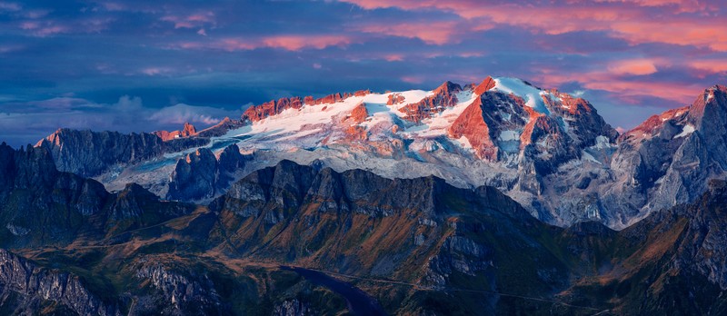 Вид на горный массив с снежной вершиной (marmolada glacier, италия, горный хребет, покрытый снегом, пейзаж)