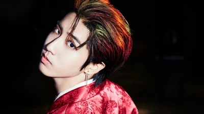 Han Ji Sung de Stray Kids en una pose dramática del concepto 'Back Door' del primer álbum repackage.