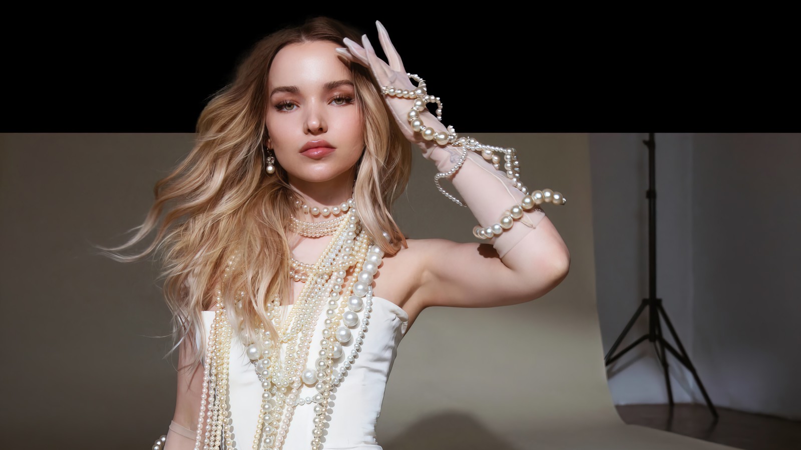 Image arabe d'une femme en robe blanche avec des perles (dove cameron, américain, actrice, célébrité, femmes)