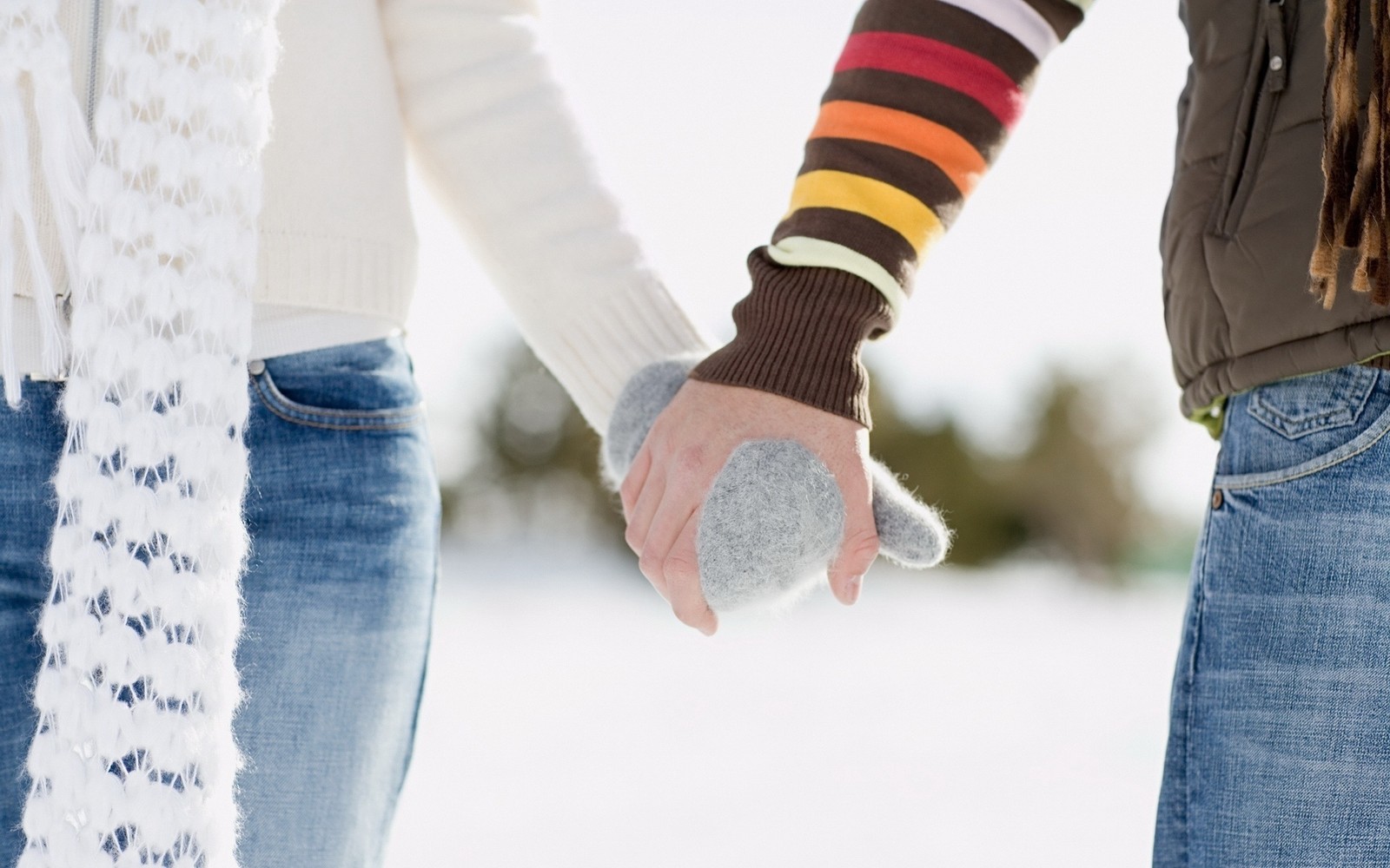 There are two people holding hands in the snow (happiness, valentines day, boyfriend, husband, love)