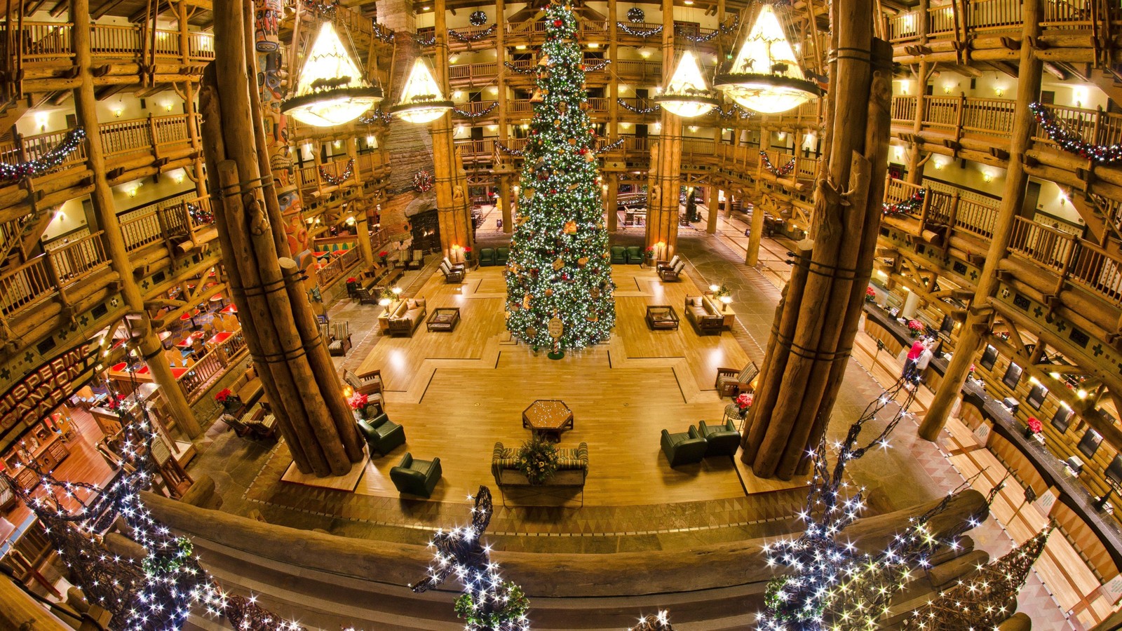 Vista aérea de un gran árbol de navidad en una biblioteca (navidad, decoración navideña, árbol, centro comercial, lobby)