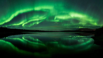 Reflexão da Aurora da Meia-Noite sobre Águas Serenas