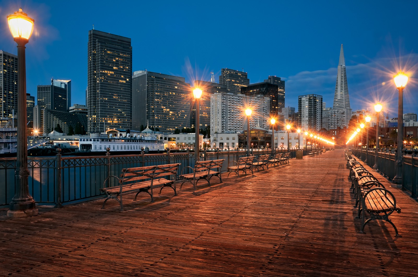 Una vista aérea de una ciudad por la noche con bancos y luces de calle (san francisco, ciudad, noche, área urbana, paisaje urbano)