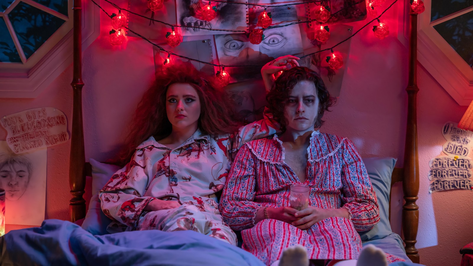 Un couple arabe en pyjama assis sur un lit avec des lumières de noël (lisa frankenstein, film, kathryn newton, cole sprouse)