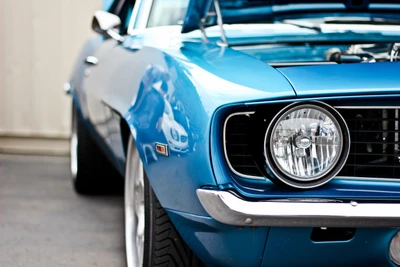 Chevrolet Camaro bleu classique avec des lignes épurées et un design emblématique.