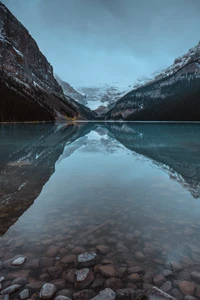 Réflexion tranquille du lac Louise entouré de montagnes majestueuses