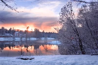 Amanhecer de inverno: Paisagem coberta de neve refletindo um lago tranquilo