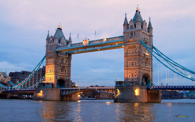 Арафедный мост над водой с проходящей под ним лодкой (tower bridge, лондонская башня, лондонский мост, london bridge, достопримечательность)