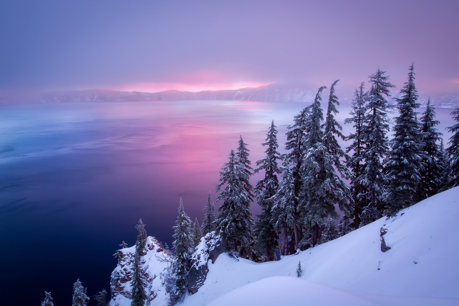 Uma vista de um lago e árvores cobertas de neve ao pôr do sol (paisagem, inverno, neve, árvore, congelamento)