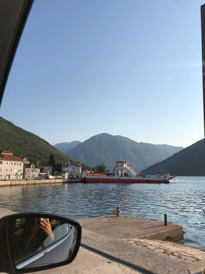 Serene Fjord Landschaft mit reflektierten Bergen und Wasserfahrzeugen