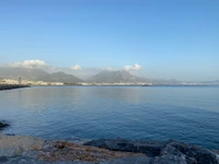 Vista serena del lago con montañas al fondo y un cielo despejado.