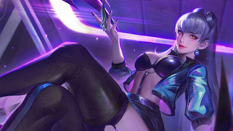 Женщина в футуристическом костюме, держащая меч в руке (evelynn, kda, все на выход, больше, lol)