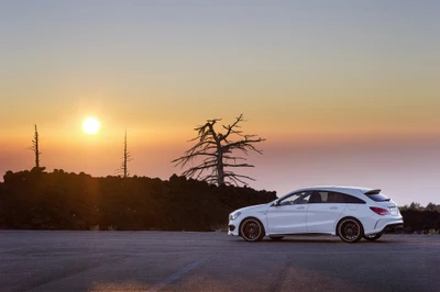 Berline Mercedes Benz au coucher du soleil avec des reflets en arrière-plan